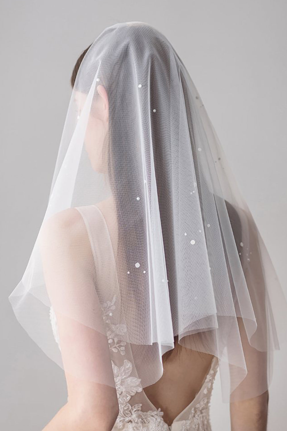 White Two-Tier Short Tulle Bridal Veil With Pearls